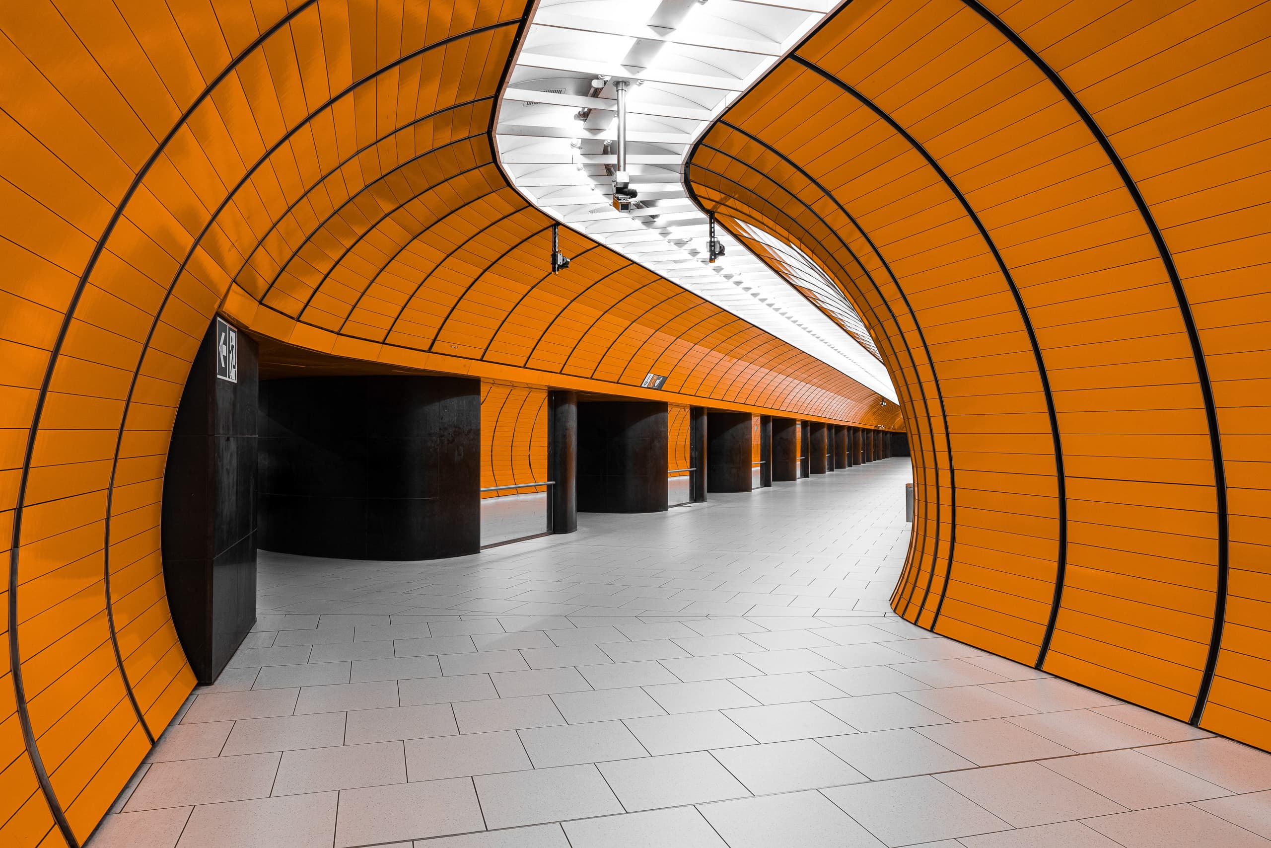 U-Bahnhof Marienplatz in München – geschwungene orangefarbene Wandverkleidung