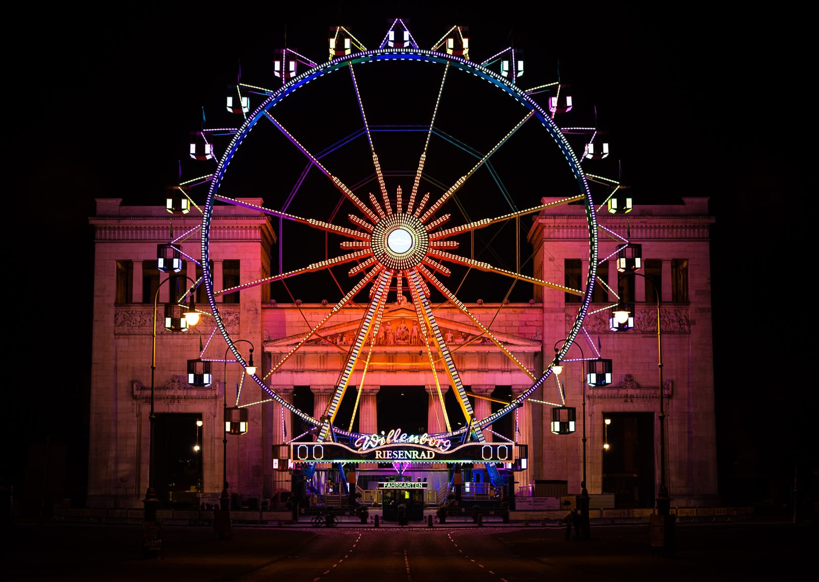 Riesenrad vor dem Königsplatz in München bei Nacht