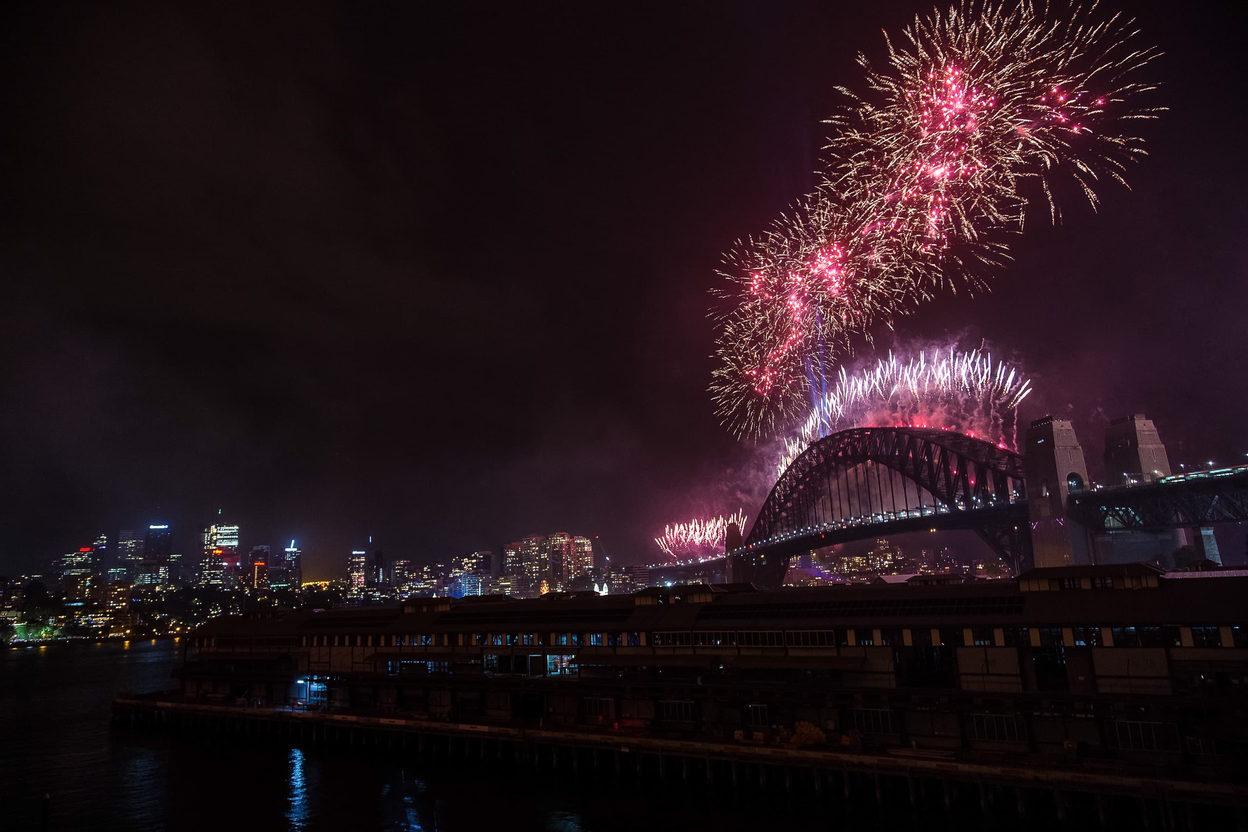 Feuerwerk über der Sydney Harbour Bridge bei Nacht